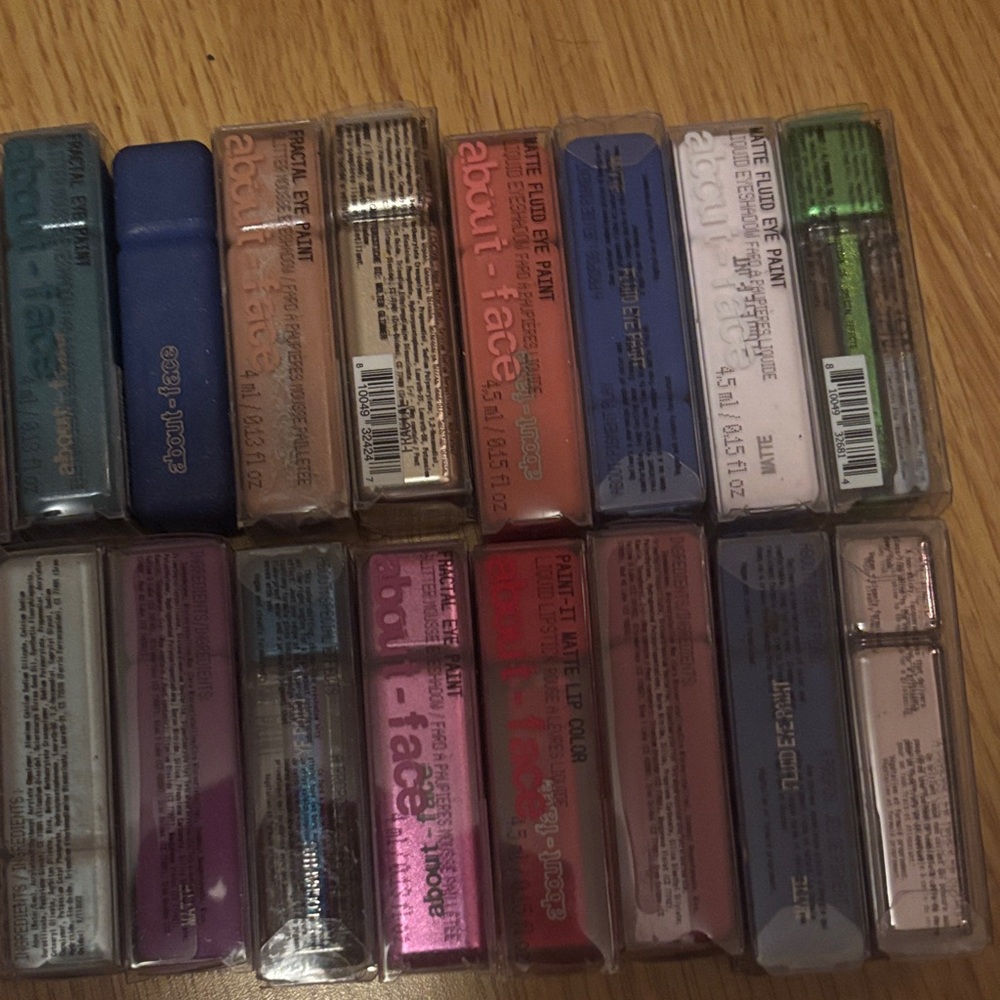Eyeshadow Palette - Vibrant Collection - Picture 3 of 3
